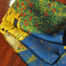 Load image into Gallery viewer, Pocket-square The Kiss - Derivation of Painting by Gustav Klimt